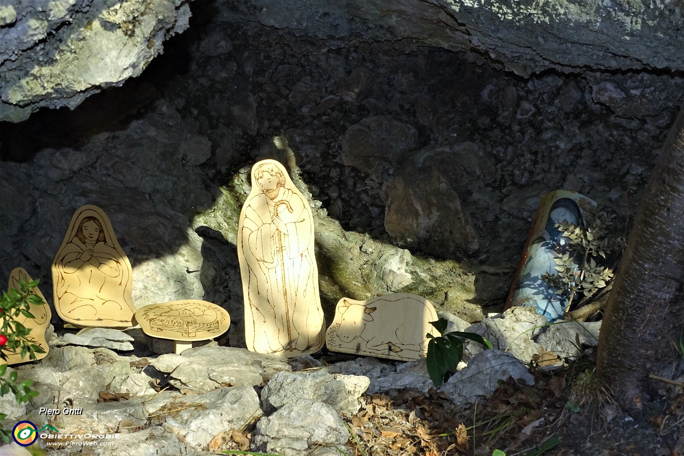 16 Presepio in piccola grotta.JPG